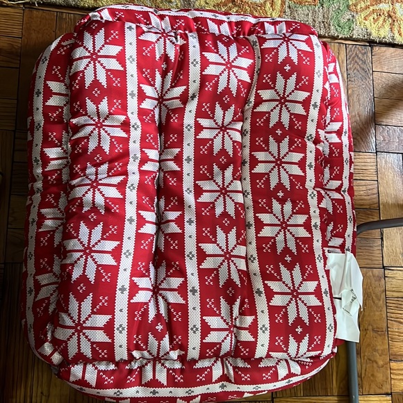 Fringe red and white dog bed - Picture 3 of 5